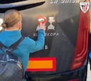 Muniain 'tunea' el autobús del Athletic con un espray rojo