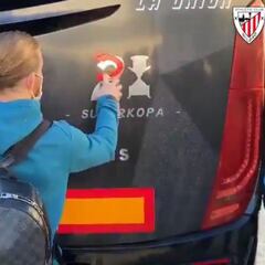 Muniain 'tunea' el autobús del Athletic con un espray rojo