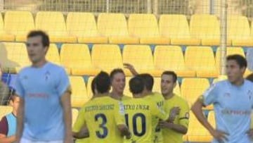 <b>BUENA COMBINACIÓN. </b>El Villarreal B se adelantó en el marcador gracias a un buen pase de Bille sobre Iago Falqué.