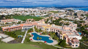 Una imagen a&eacute;rea de Lagos y el hotel sevillista.