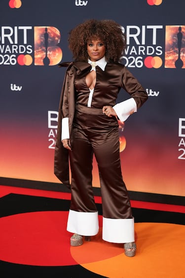 Fleur East posa para los fotógrafos en la alfombra roja. 