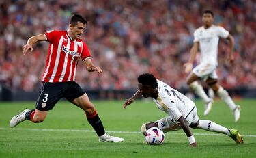 Resbalón de Vinicius ante Vivian.