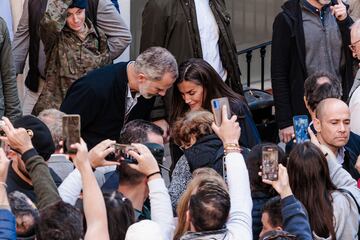 Los Reyes Felipe VI y Letizia, saludan a los vecinos durante la visita a la localidad de Chiva.