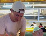 Trevor Bauer aprende a hacer chocolate oaxaqueño junto a su jefe