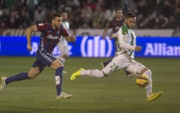 El delantero rumano del Córdoba, Florin Andone, se dispone a golpear el balón ante el jugador del Eibar, Borja Ekiza, durante el encuentro correspondiente a la jornada 19 de primera división, que disputan esta noche en el estadio El Arcángel, de Córdoba. 