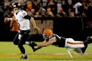 Baltimore Ravens-Cleveland Browns. Joe Flacco (5) con el balón se va de Paul Kruger (99).