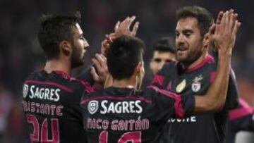 Jugadores del Benfica celebran el gol de Jardel.
