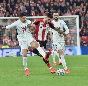 Unai Núñez entre Carlos Neva y Maxime Gonalons.