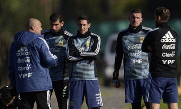 Por primera vez, Franco Armani entrenó con la Selección Argentina en Ezeiza al lado de Willy Caballero y Nahuel Guzmán. Sueño cumplido para el portero de River que en 6 meses se ganó su cupo a Rusia y podría ser titular del equipo de Sampaoli.