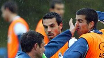 <b> A PUÑETAZOS. </b> La tensión que produce la actual crisis deportiva de la entidad se ha trasladado hoy al entrenamiento.