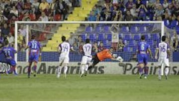 Mariño, portero del Valladolid, para el penalti de Ivanschitz, del Levante.