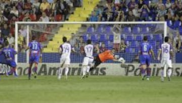 Mari&ntilde;o, portero del Valladolid, para el penalti de Ivanschitz, del Levante.