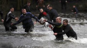 En Ashbourne se celebra todos los años el tradicional partido de fútbol medieval inglés en el que la mitad del pueblo intenta llevar el balón (relleno de corcho para poder flotar) hasta el molino del equipo rival para anotar. Sólo una persona tiene el privilegio de marcar por cada equipo.
