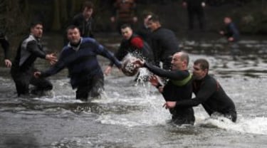 En Ashbourne se celebra todos los años el tradicional partido de fútbol medieval inglés en el que la mitad del pueblo intenta llevar el balón (relleno de corcho para poder flotar) hasta el molino del equipo rival para anotar. Sólo una persona tiene el privilegio de marcar por cada equipo. 