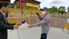 ¡Periodista sufre un asalto en vivo en estadio de Ecuador!