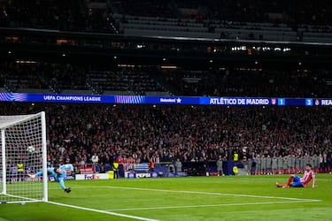 Un doble toque en el lanzamiento de su penalti invalidó el gol de Julián Alvarez en la tanda de penaltis entre el Atlético de Madrid y el Real Madrid.