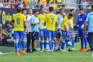 Sergio González dando instrucciones a los jugadores del Cádiz.