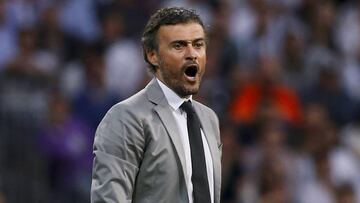 Luis Enrique da indicaciones durante un partido con el Barcelona.