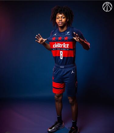 El uniforme City Edition de los Washington Wizards para la temporada 2025/26 presenta el texto 'The District of Columbia' en el pecho, con una paleta de colores en azul marino, blanco y rojo. Este diseño elegante y sobrio rinde homenaje a la capital estadounidense, destacando su identidad cívica y cultural. Las líneas limpias y los detalles refinados reflejan el carácter institucional de Washington D.C., mientras que el estilo moderno conecta con la energía joven del equipo.