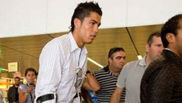 <b>CON MULETAS. </b>Cristiano espera a pasar el control de seguridad en el aeropuerto de Amsterdam.