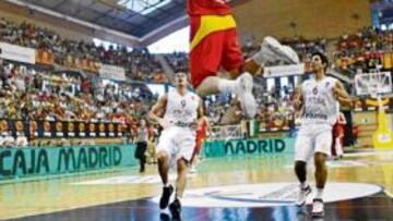 <b>UN AUTÉNTICO ESPECTÁCULO. </b>Víctor Claver, en su debut, hace un mate ante la mirada de unos expectantes jugadores portugueses que no supieron frenar a la Selección.