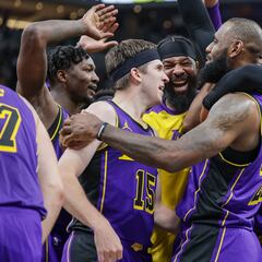 LeBron James acude al rescate