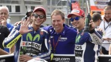 EQUIPAZO. Jarvis es el gran jefe del equipo oficial Yamaha que cuenta con los dos máximos favoritos al título: Rossi y Lorenzo.