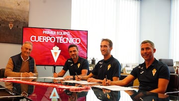 Colunga, con sus ayudantes y Felipe Moreno.