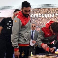 Los Hispanos estrenaron hoy su sello oficial de Correos