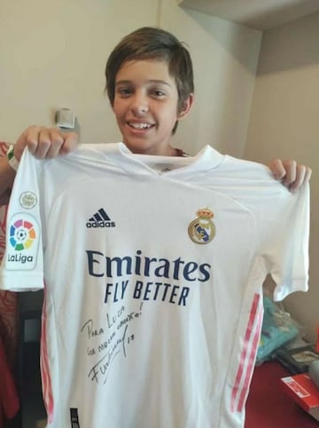 Luca, el joven de Azul con la camiseta de Valverde.