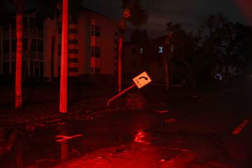 Un poste de señalización en una carretera resulta dañado por las fuertes ráfagas de viento tras el paso del huracán Milton en Venice, Florida.