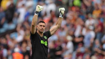 Soccer Football - Premier League - Aston Villa v Everton - Villa Park, Birmingham, Britain - August 20, 2023 Aston Villa's Emiliano Martinez celebrates after Leon Bailey scores their third goal REUTERS/Chris Radburn EDITORIAL USE ONLY. No use with unauthorized audio, video, data, fixture lists, club/league logos or 'live' services. Online in-match use limited to 75 images, no video emulation. No use in betting, games or single club /league/player publications. Please contact your account representative for further details.