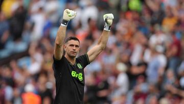 Soccer Football - Premier League - Aston Villa v Everton - Villa Park, Birmingham, Britain - August 20, 2023 Aston Villa's Emiliano Martinez celebrates after Leon Bailey scores their third goal REUTERS/Chris Radburn EDITORIAL USE ONLY. No use with unauthorized audio, video, data, fixture lists, club/league logos or 'live' services. Online in-match use limited to 75 images, no video emulation. No use in betting, games or single club /league/player publications.  Please contact your account representative for further details.