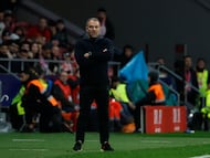 MADRID, 12/02/2026.- El entrenador del FC Barcelona Hansi Flick, durante el partido de ida de la semifinales de la Copa del Rey que Atlético de Madrid y FC Barcelona disputan este jueves en el estadio Metropolitano, en Madrid. EFE/Juanjo Martín
