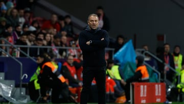 MADRID, 12/02/2026.- El entrenador del FC Barcelona Hansi Flick, durante el partido de ida de la semifinales de la Copa del Rey que Atlético de Madrid y FC Barcelona disputan este jueves en el estadio Metropolitano, en Madrid. EFE/Juanjo Martín