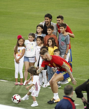 Raul González Blanco y David Villa con sus hijos.