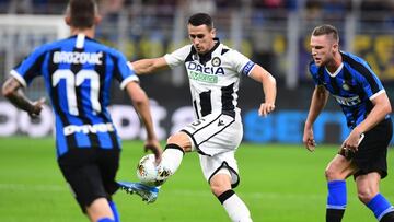 Kevin Lasagna, del Udinese, instigado por Brozovic.