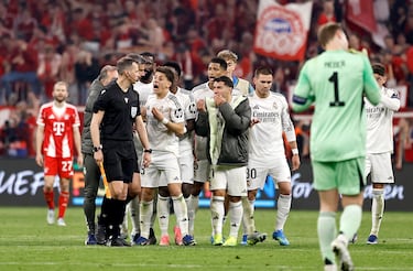 Arda Güler se encara y pide explicaciones al árbitro, Slavko Vincic, tras finalizaar el partido.