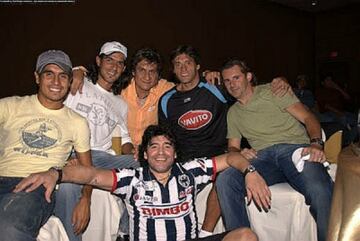 10 Cracks que se han puesto playeras de equipos de Liga MX