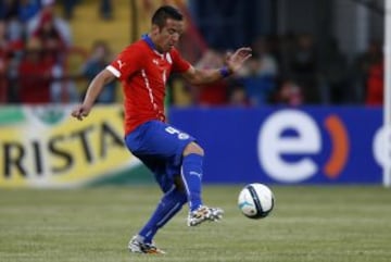 Lateral derecho: Mauricio Isla.