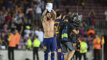 Barcelona's Argentinian forward Lionel Messi applauds at the end of the Spanish league footbal match FC Barcelona vs Real Betis at the Camp Nou stadium in Barcelona on August 20, 2017. / AFP PHOTO / Josep LAGO