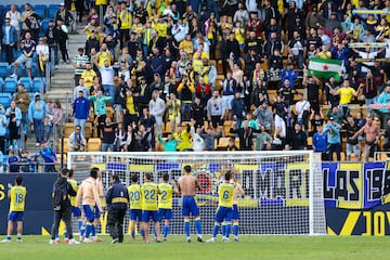 Los jugadores del Cádiz celebran la victoria frente al Real Oviedo en el césped del Nuevo Mirandilla tras la disputa de la jornada 12 de la Liga Hypermotion.