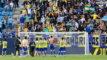Los jugadores del Cádiz celebran la victoria frente al Real Oviedo en el césped del Nuevo Mirandilla tras la disputa de la jornada 12 de la Liga Hypermotion.