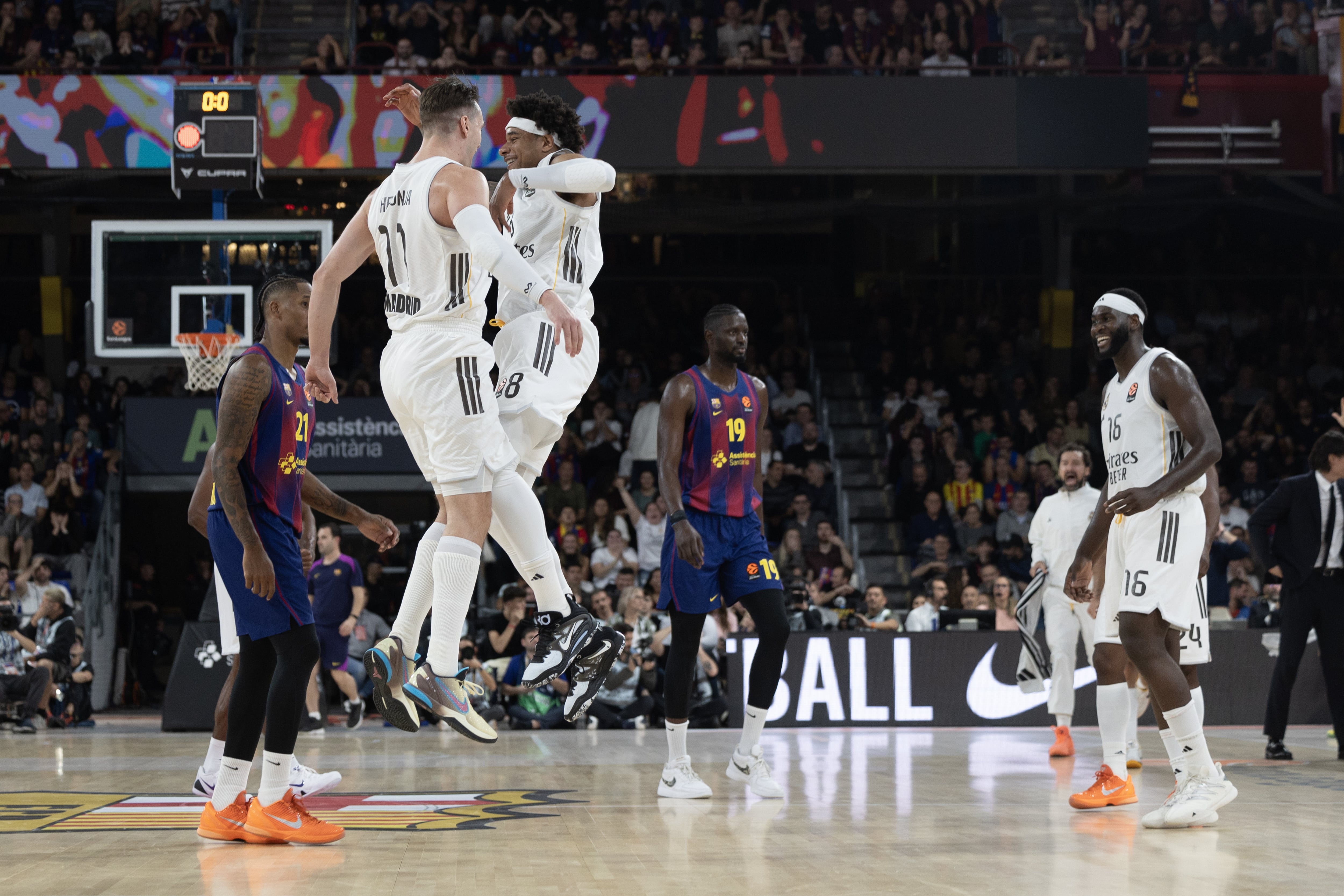 El Madrid fuerza la pañolada en el Palau con exhibición de Lyles