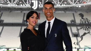 Georgina Rodr&iacute;guez y Cristiano Ronaldo posando sonrientes durante la presentaci&oacute;n de Cristiano con la Juventus.