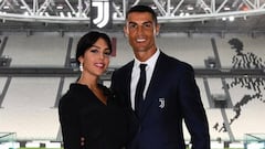Georgina Rodr&iacute;guez y Cristiano Ronaldo posando sonrientes durante la presentaci&oacute;n de Cristiano con la Juventus.