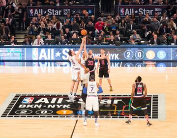 El 15 de febrero de 2015 el All Star de Nueva York nos brindó una imagen para la historia. Dos hermanos, los Gasol, en el salto inicial del Partido de las Estrellas. Antes, sólo los hermanos Van Arsdale habían coincidido en un All Star (1970 y 1971), pero no lo hicieron como titulares. Pau, que se estrenó en un Partido de las Estrellas en 2006, disputaba su All Star Game número cinco (el sexto llegaría un año después), después de ser el segundo más votado en el 'frontcourt' en el Este. 