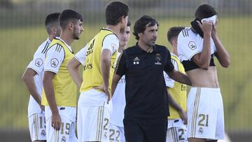 Ra&uacute;l, con sus jugadores del Castilla, en una imagen de esta temporada.