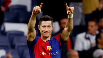 Soccer Football - LaLiga - Real Madrid v FC Barcelona - Santiago Bernabeu, Madrid, Spain - October 26, 2024 FC Barcelona's Robert Lewandowski celebrates after the match REUTERS/Susana Vera
