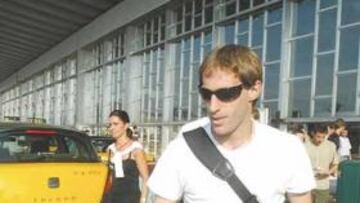 <b>LLEGÓ ZABALETA. </b>La última incorporación del Espanyol, Pablo Zabaleta, aterrizó ayer en El Prat con retraso y lío entre representantes. El jugador firmará por cinco temporadas y este mediodía viajará a Peralada.